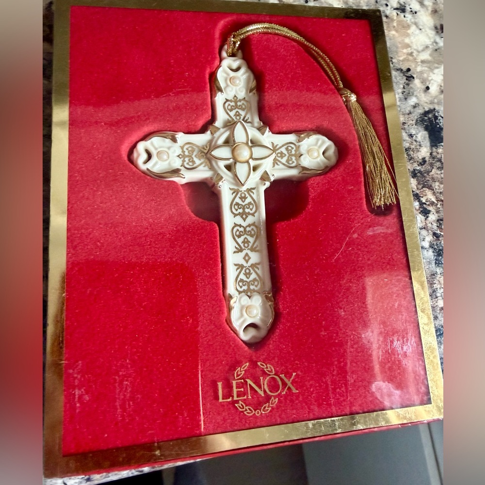 Cross Ornament - Boxed
Florentine & Pearl Collection
by LENOX